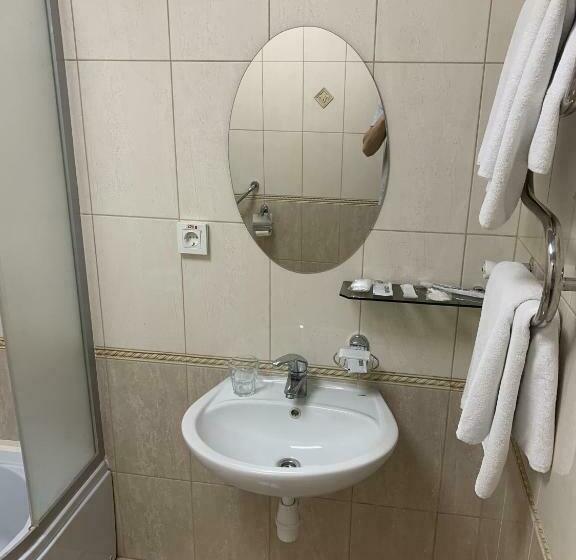 غرفة قياسية فردية لذوى الإحتياجات الخاصة, готель цісар