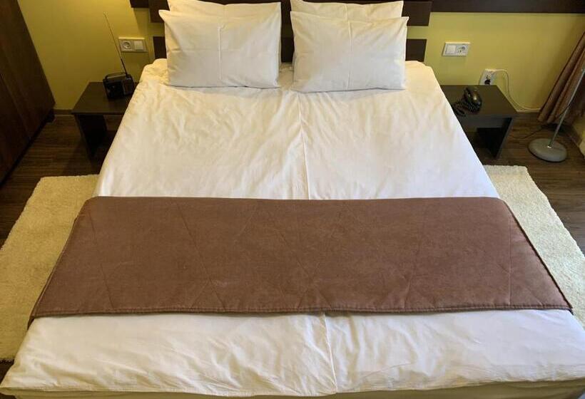 غرفة قياسية سرير كينج, готель цісар