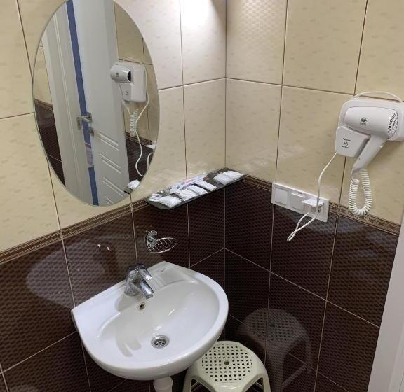 غرفة عائلية, готель цісар