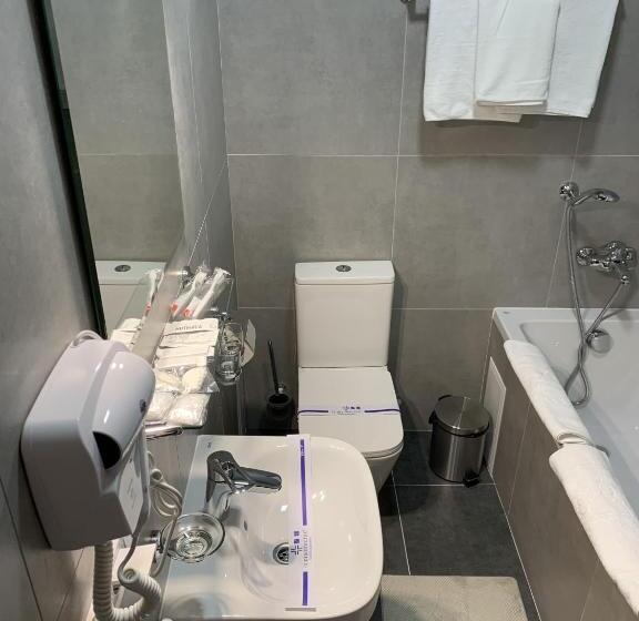 غرفة عائلية, готель цісар