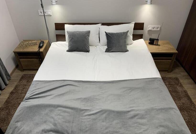 غرفة عائلية, готель цісар