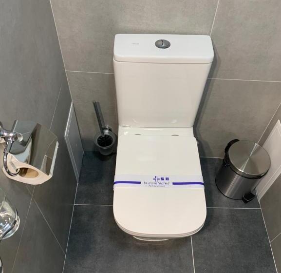 غرفة عائلية, готель цісар