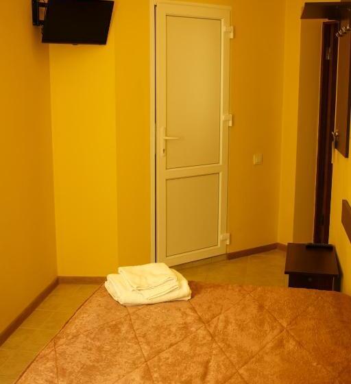 غرفة قياسية فردية, готель цісар