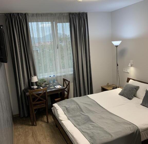 غرفة عائلية, готель цісар