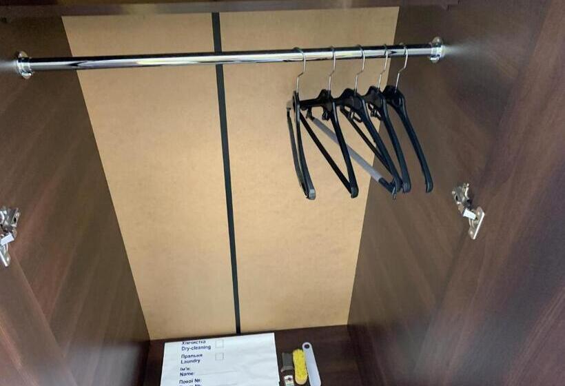 غرفة كلاسيكية ثلاثية, готель цісар