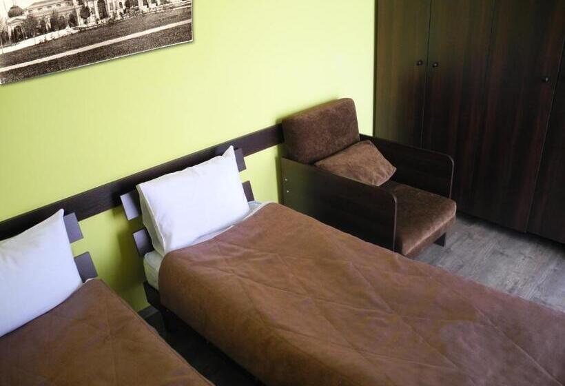 غرفة قياسية ثلاثية, готель цісар