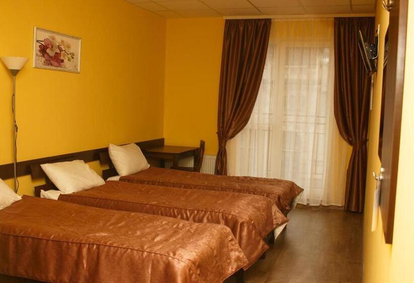 غرفة قياسية ثلاثية مزودة بشرفة, готель цісар