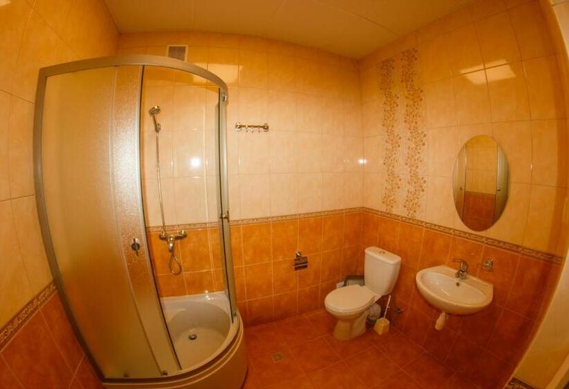 غرفة كومفورت ثلاثية, готель цісар