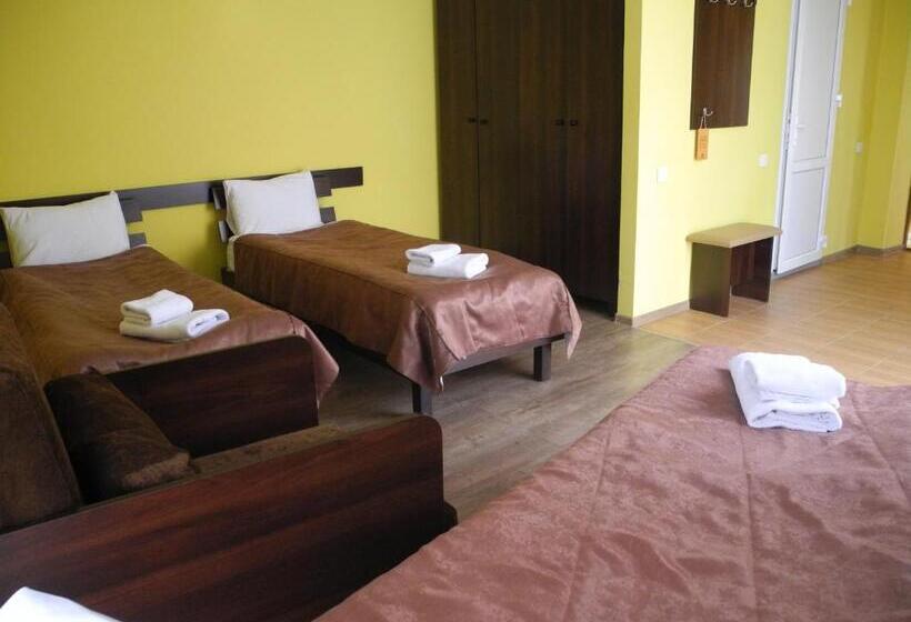 غرفة كومفورت ثلاثية, готель цісар