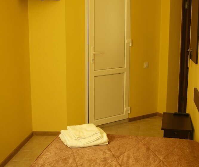 غرفة قياسية فردية, готель цісар