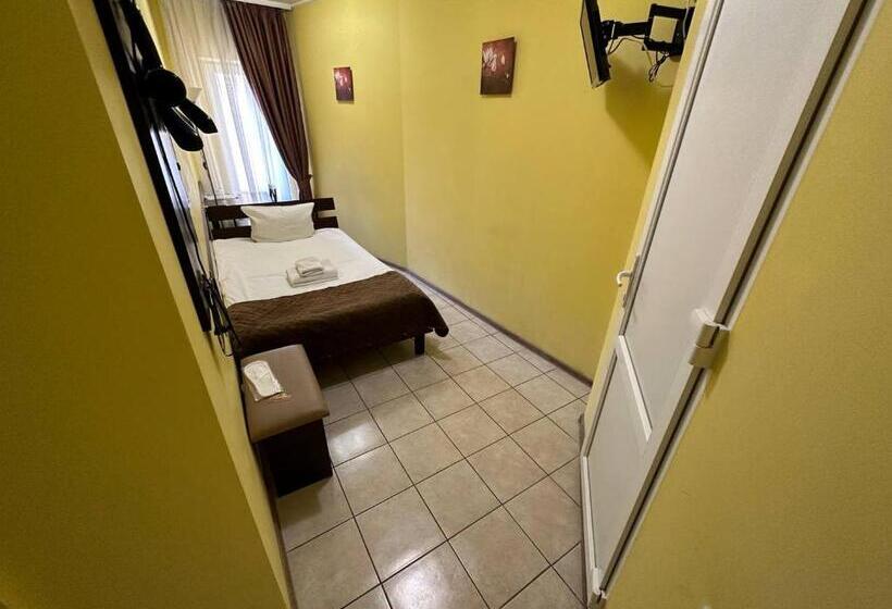 غرفة قياسية فردية, готель цісар