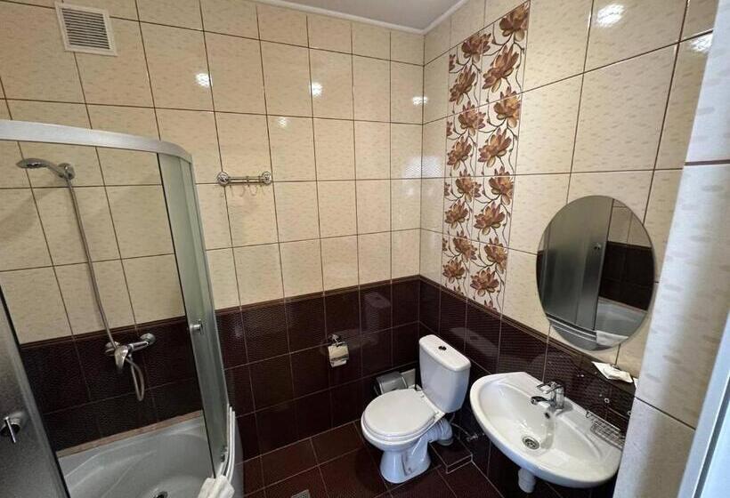 غرفة كلاسيكية ثلاثية, готель цісар