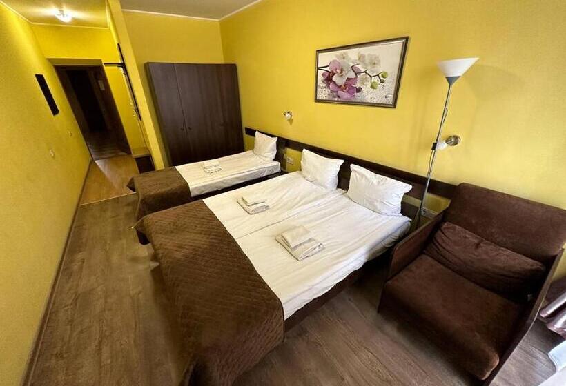 غرفة قياسية ثلاثية, готель цісар