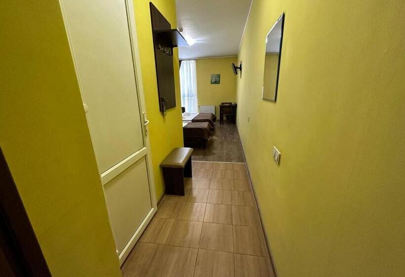 غرفة قياسية ثلاثية, готель цісар