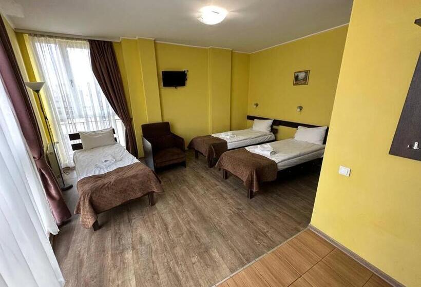 غرفة كومفورت ثلاثية, готель цісар