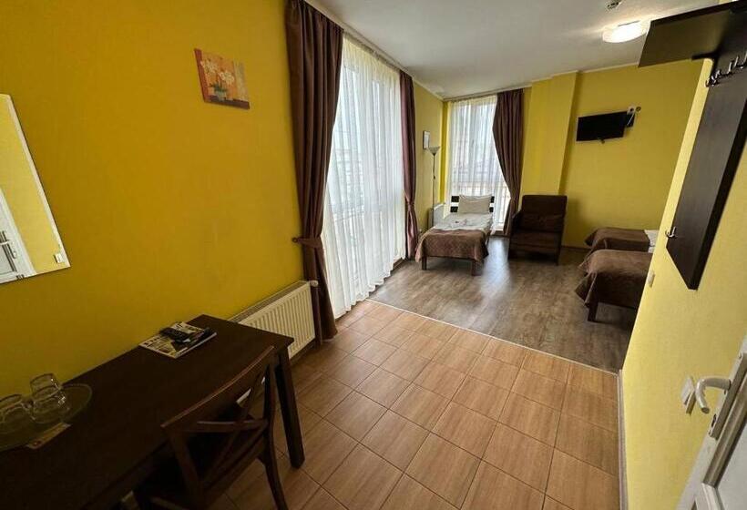 غرفة كومفورت ثلاثية, готель цісар