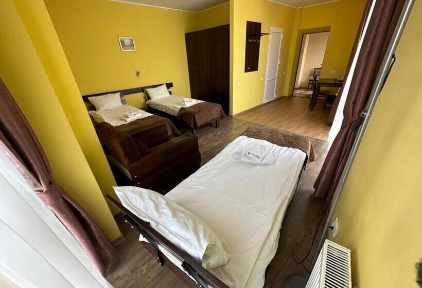 غرفة كومفورت ثلاثية, готель цісар