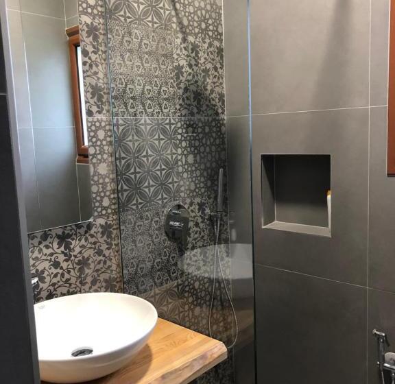 חדר סטנדרט לשלושה, Denta