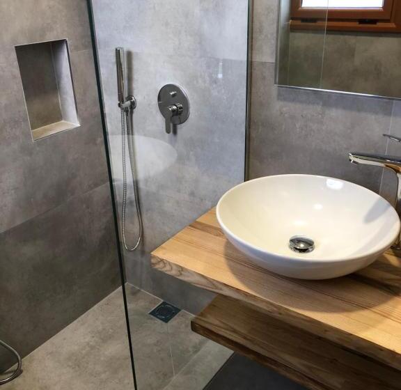 חדר סטנדרט לשלושה, Denta