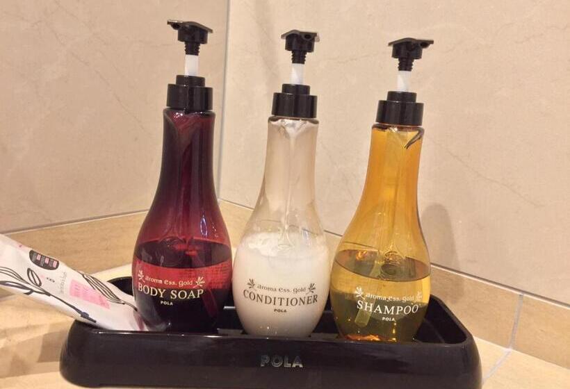 Номер Deluxe, Leon Hamamatsu