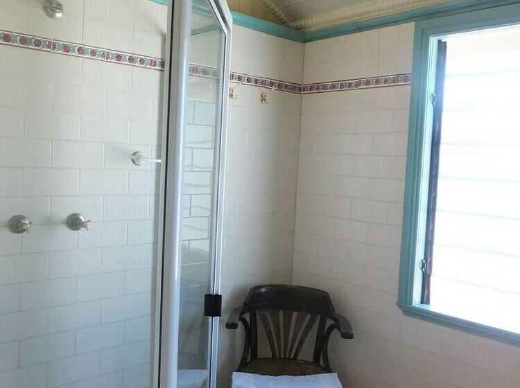 수피리어 트리플 룸, Criterion Hotel Warwick