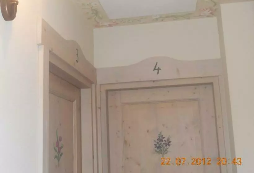 Standard Yhden Hengen Huone, Garni La Genziana