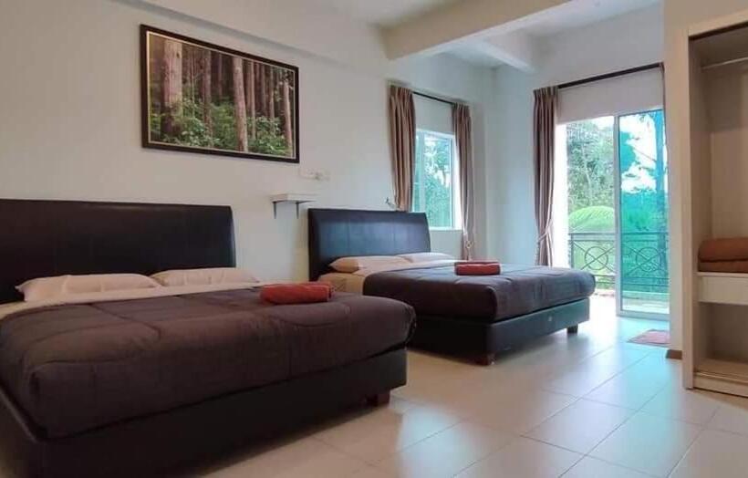 חדר לארבעה סטנדרטי עם מרפסת, Rovers Inn Guesthouse   Age 11 And Above Only