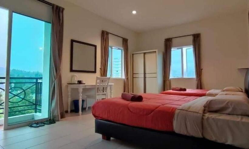 חדר לארבעה סטנדרטי עם מרפסת, Rovers Inn Guesthouse   Age 11 And Above Only