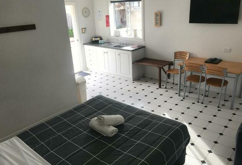 اتاق خانوادگی, Clearwater Motel Apartments