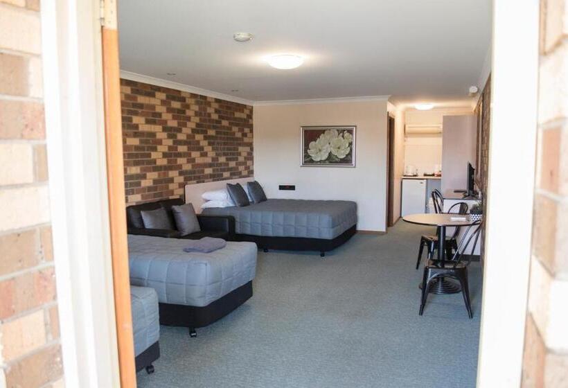 חדר משפחתי, Highway Inn Motel