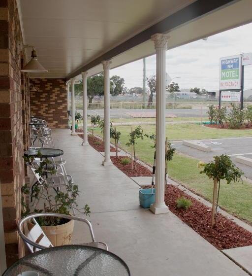 חדר משפחתי, Highway Inn Motel