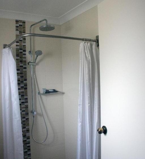 חדר סטנדרט מותאם לאדם עם מוגבלויות, Highway Inn Motel