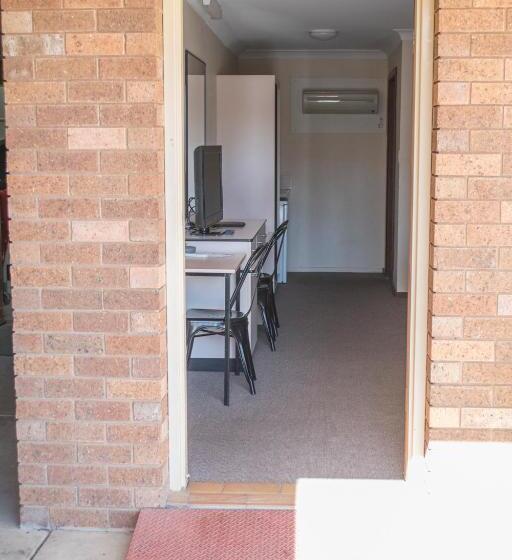 חדר סטנדרט מותאם לאדם עם מוגבלויות, Highway Inn Motel