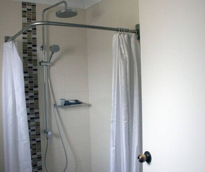 חדר סטנדרט מותאם לאדם עם מוגבלויות, Highway Inn Motel