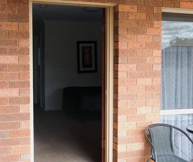 חדר סטנדרט מותאם לאדם עם מוגבלויות, Highway Inn Motel