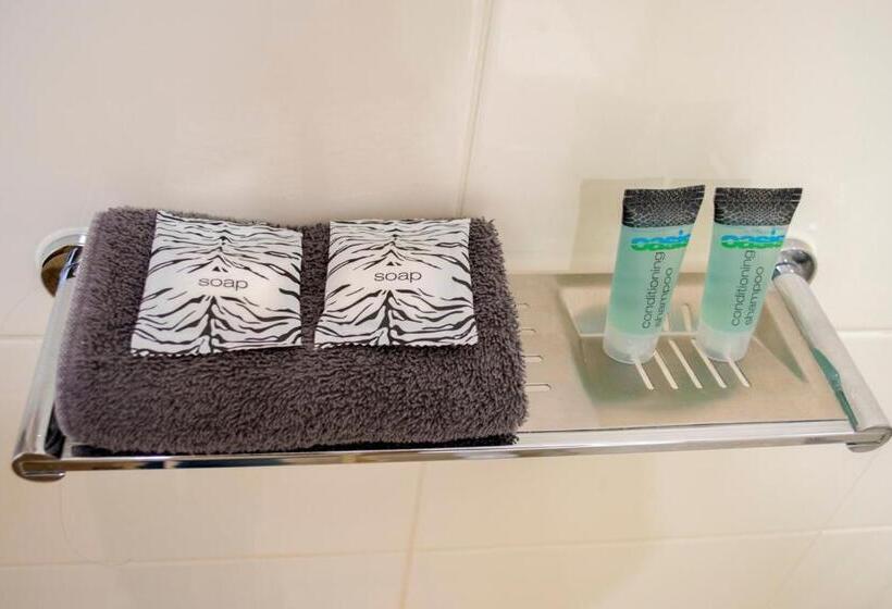 חדר משפחתי, Highway Inn Motel