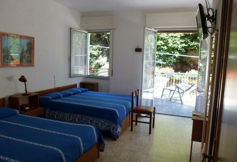 חדר לארבעה סטנדרטי עם מרפסת, Albergo Regina