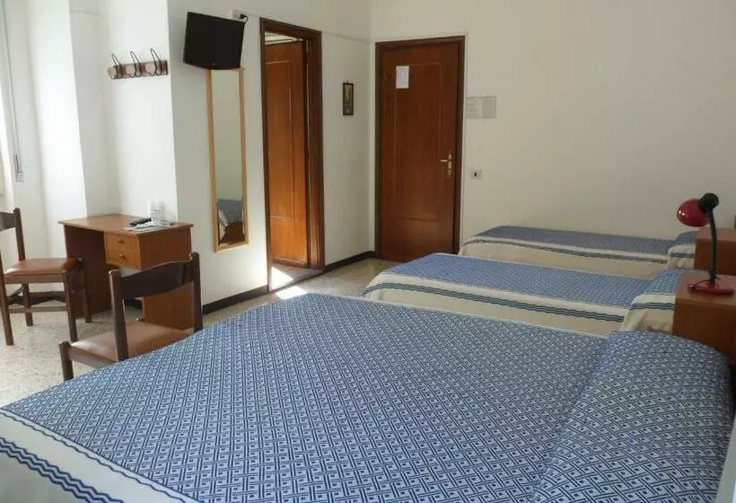 バルコニー付スタンダード４ベッドルーム, Albergo Regina