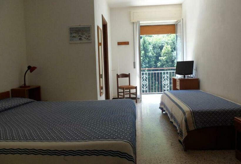 חדר סטנדרט לשלושה עם מרפסת, Albergo Regina