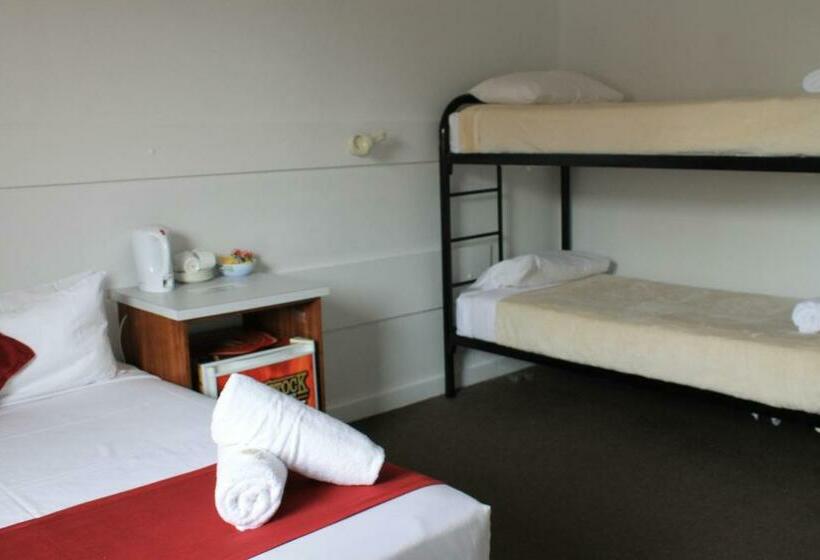 패밀리 룸, The Commercial Hotel Nambour
