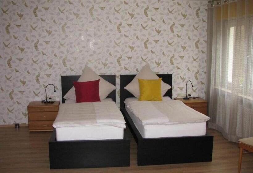 Трехместный Номер Стандарт с Балконом, Kräuterhotel Villa Vontenie