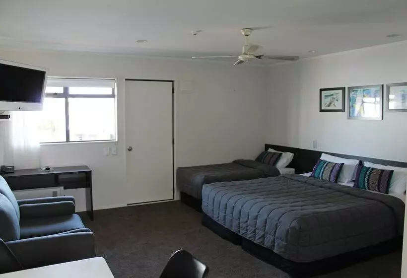 スタンダードスタジオ, Aquarius Motor Inn