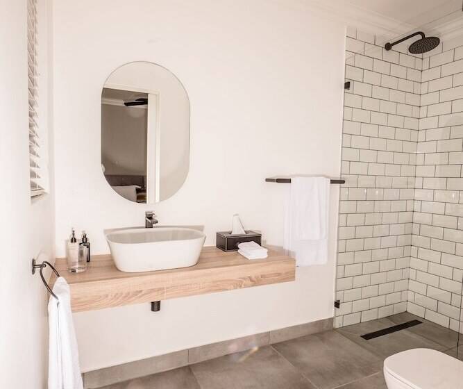 חדר בסיסי, Corner House Residence