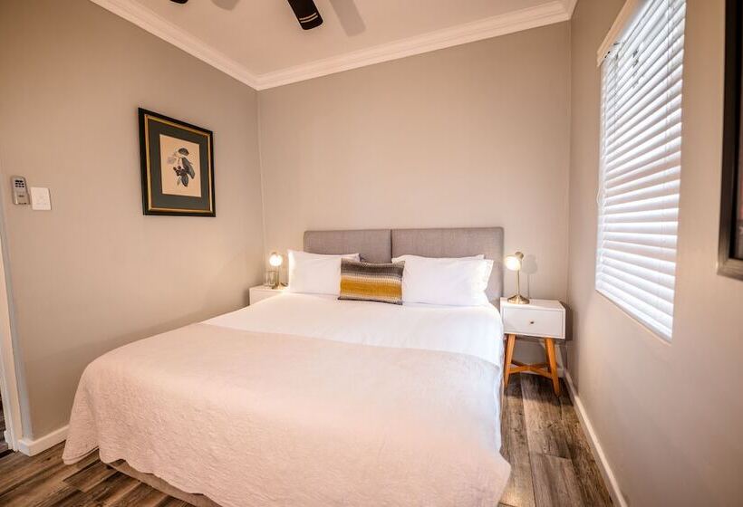 חדר בסיסי, Corner House Residence