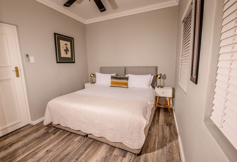 חדר בסיסי, Corner House Residence