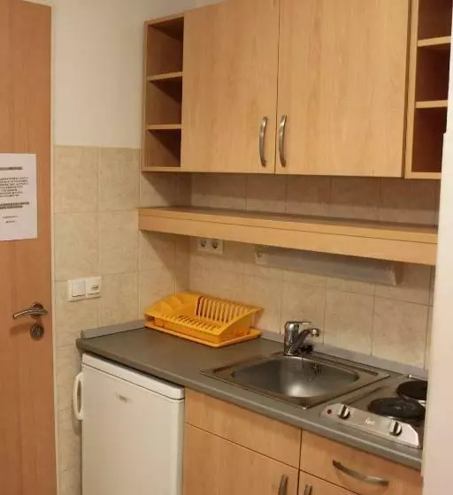 اتاق استاندارد با سرویس بهداشتی مشترک, Famulus Kollégium