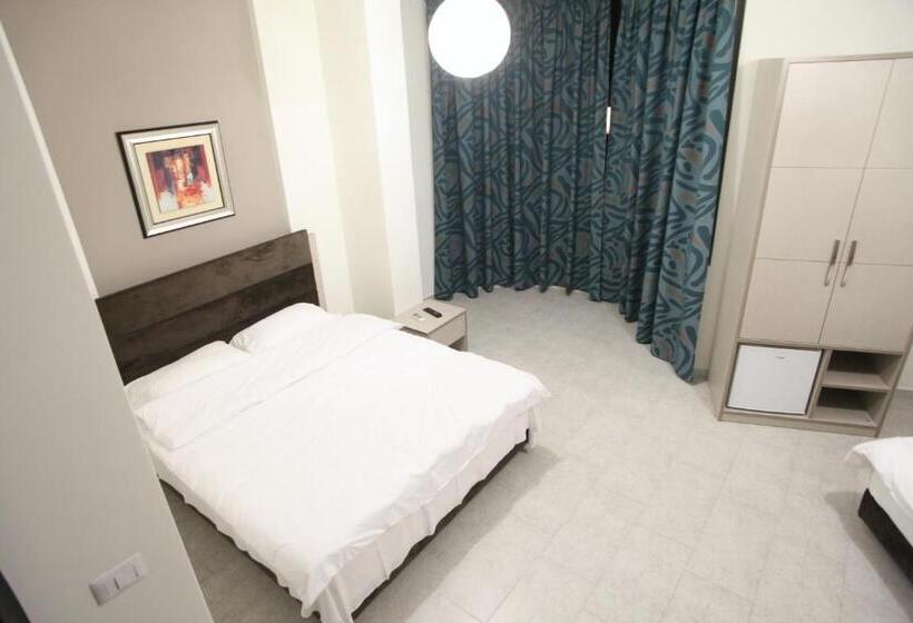 חדר דלוקס לשלושה, Fjortes