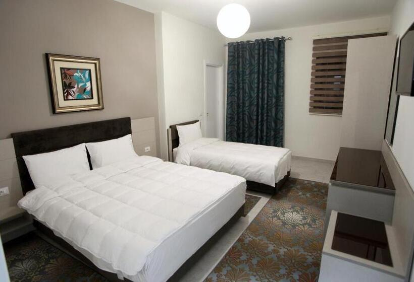 חדר דלוקס לשלושה, Fjortes