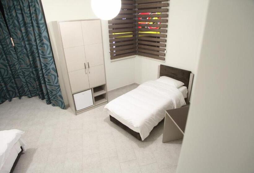 חדר דלוקס לשלושה, Fjortes