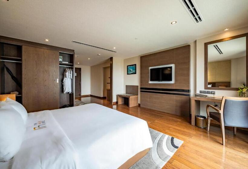 اتاق خانوادگی, The Malibu